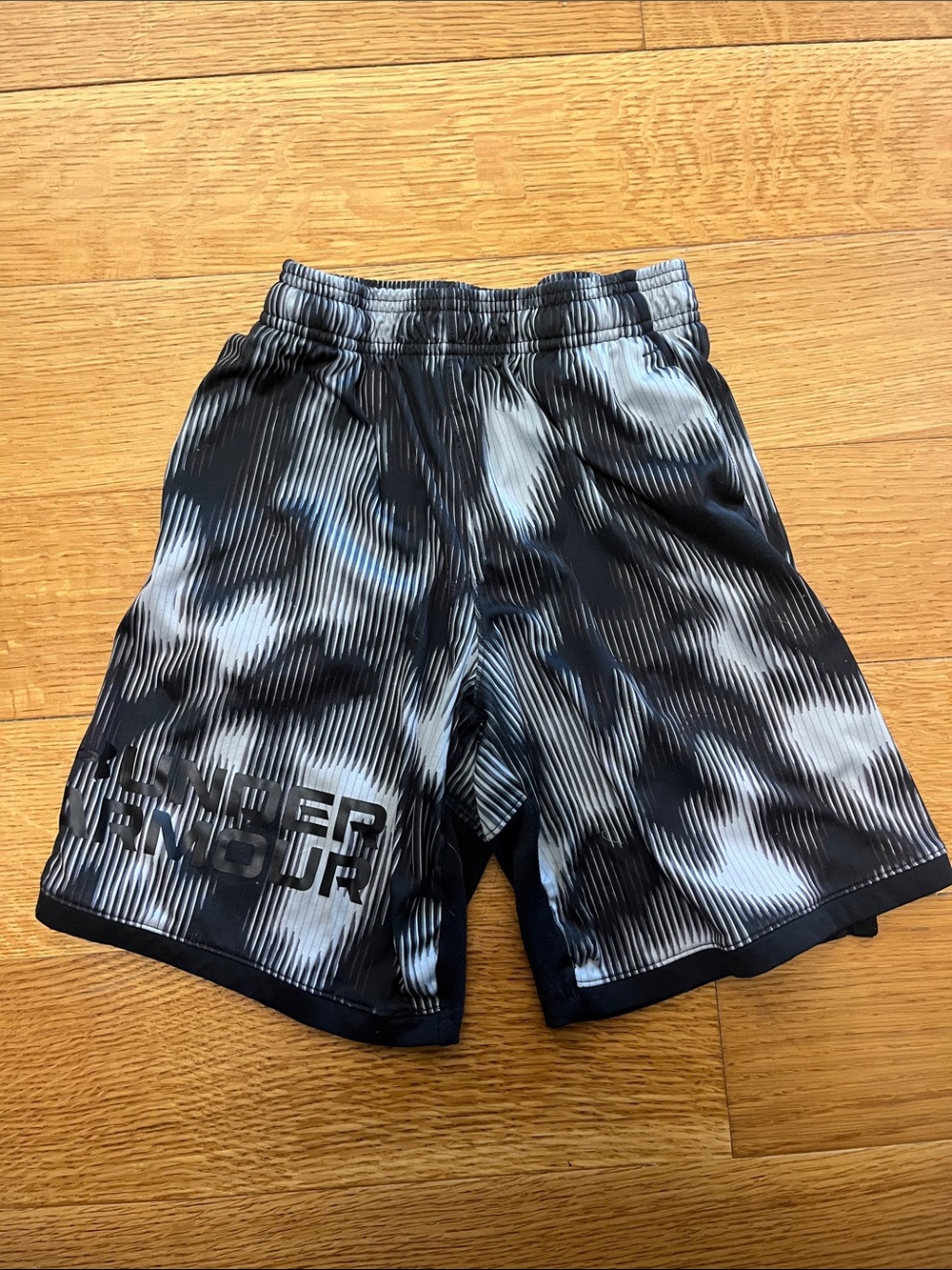 Under Armour Black & Gray Performance youth Shorts size medium